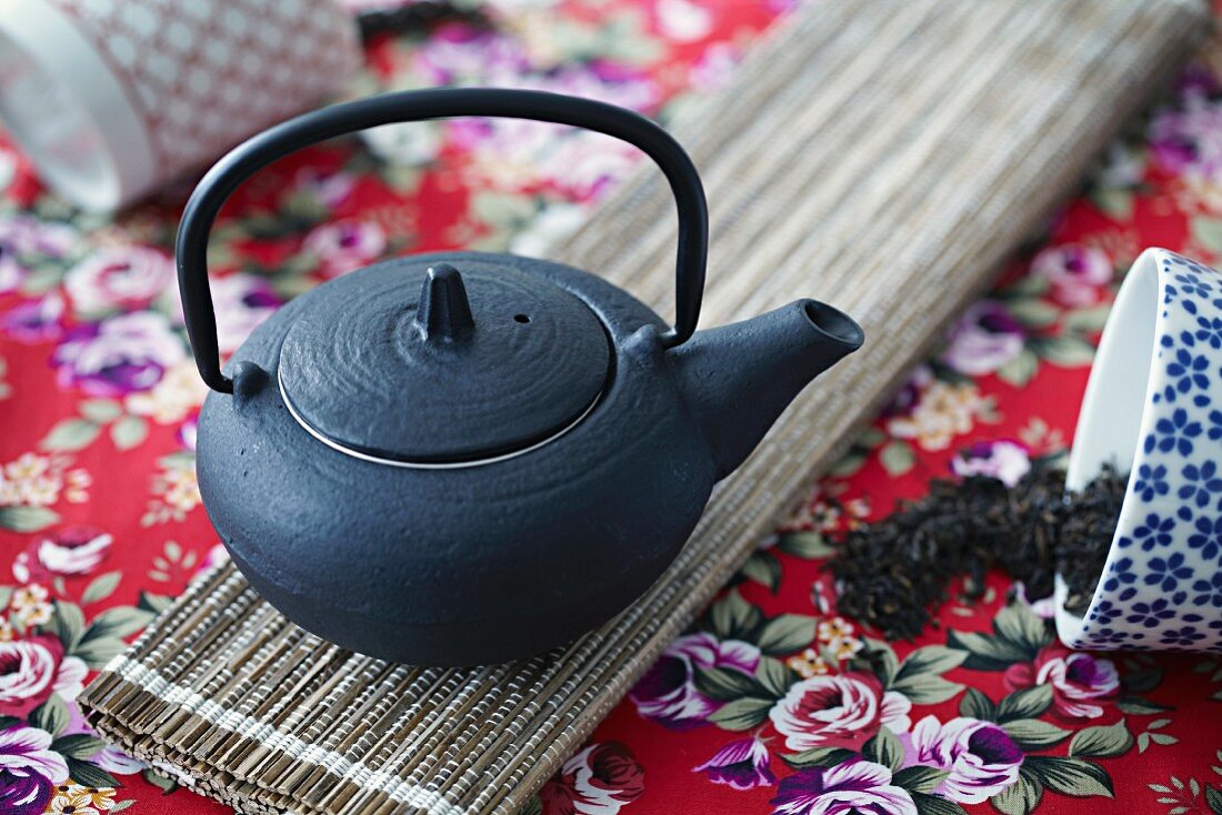 Schwarze asiatische Teekanne von schräg oben
