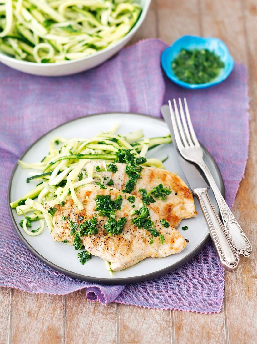 Gegrilltes Putenfilet mit Petersilienpesto und Zucchinistreifen