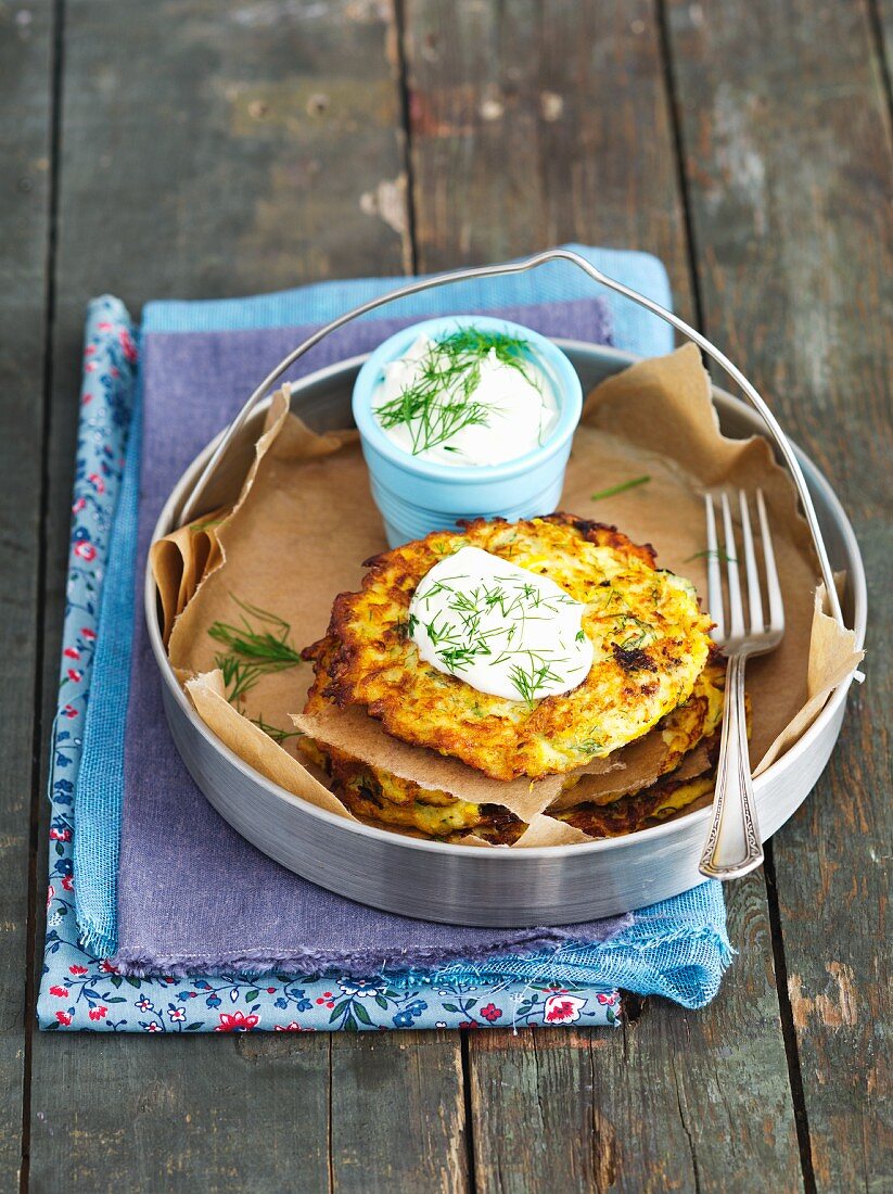 Gelbe Zucchinipuffer mit Sauerrrahm und Dill