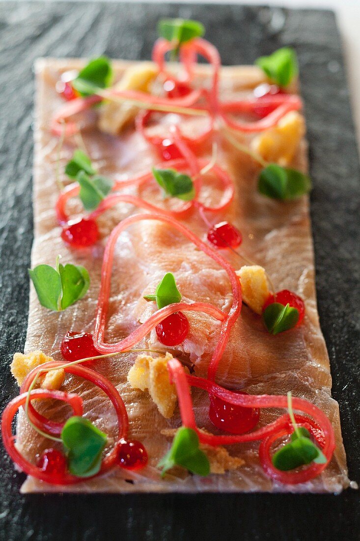 Lachscarpaccio auf Gänseleber mit Rhabarberstreifen und salzigen Keksbröseln