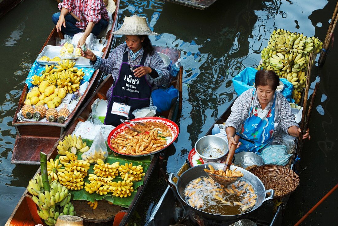 Schwimmende Marktstände in Bangkok