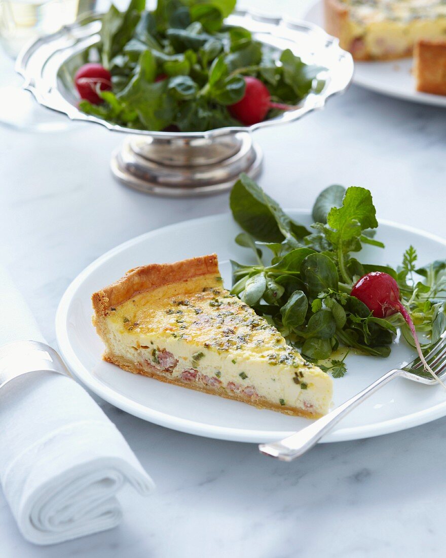 Ein Stück Quiche Lorraine und Salat