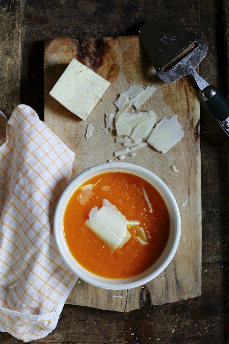 Möhren-Ingwer-Suppe mit Käsespänen