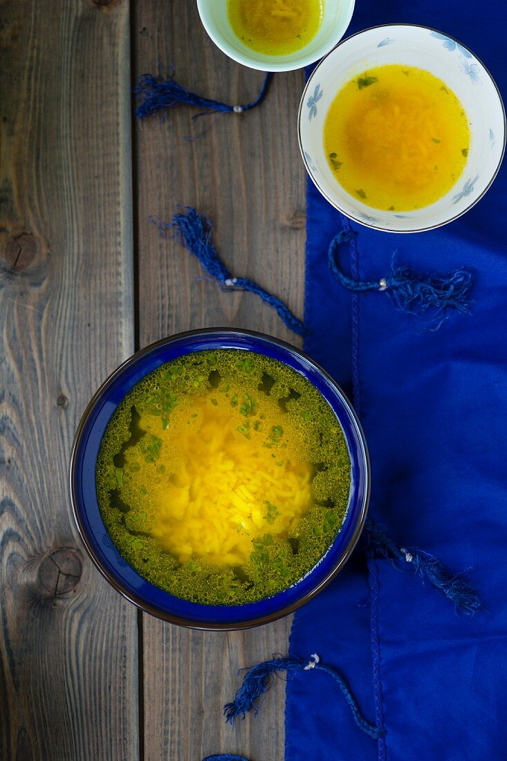 Zitronensuppe mit Basmatireis und Kurkuma (Indien)