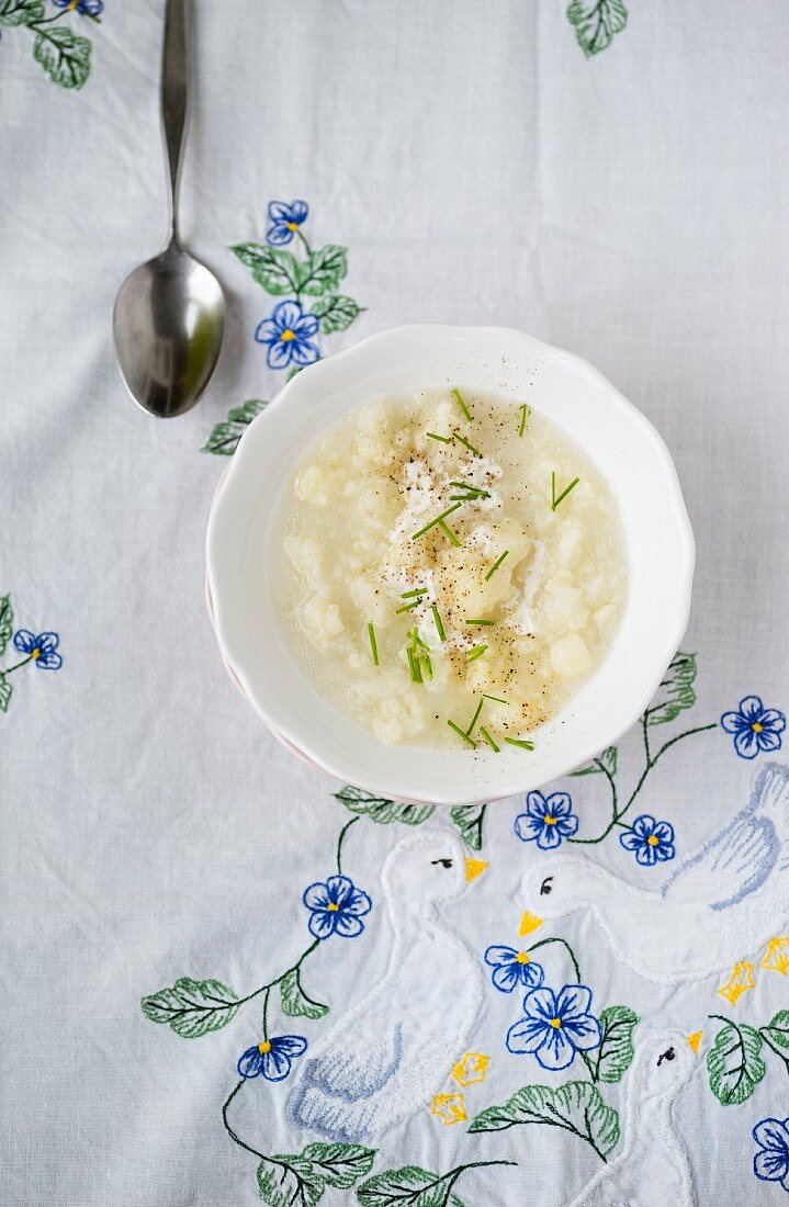 Blumenkohlsuppe mit Schnittlauch