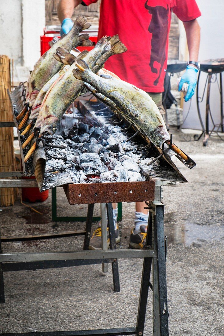 Gegrillte Forellen auf einem Mittelalterfest