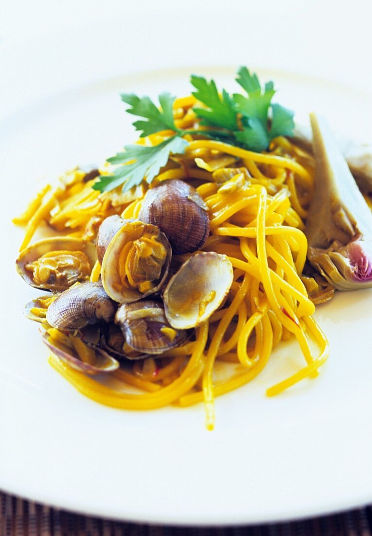 Spaghetti con vongole e carciofi (pasta with mussels and artichokes, Italy)