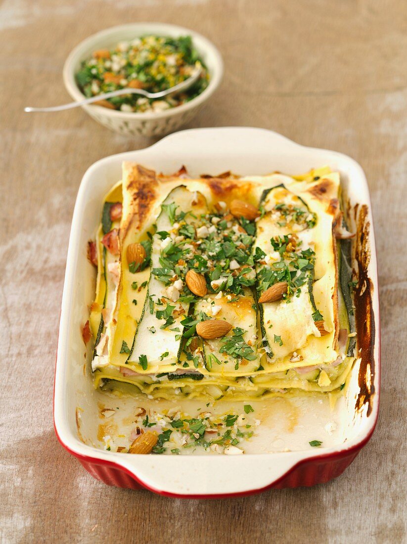 Zucchini-Schinken-Lasagne mit Mandeln und Petersilie