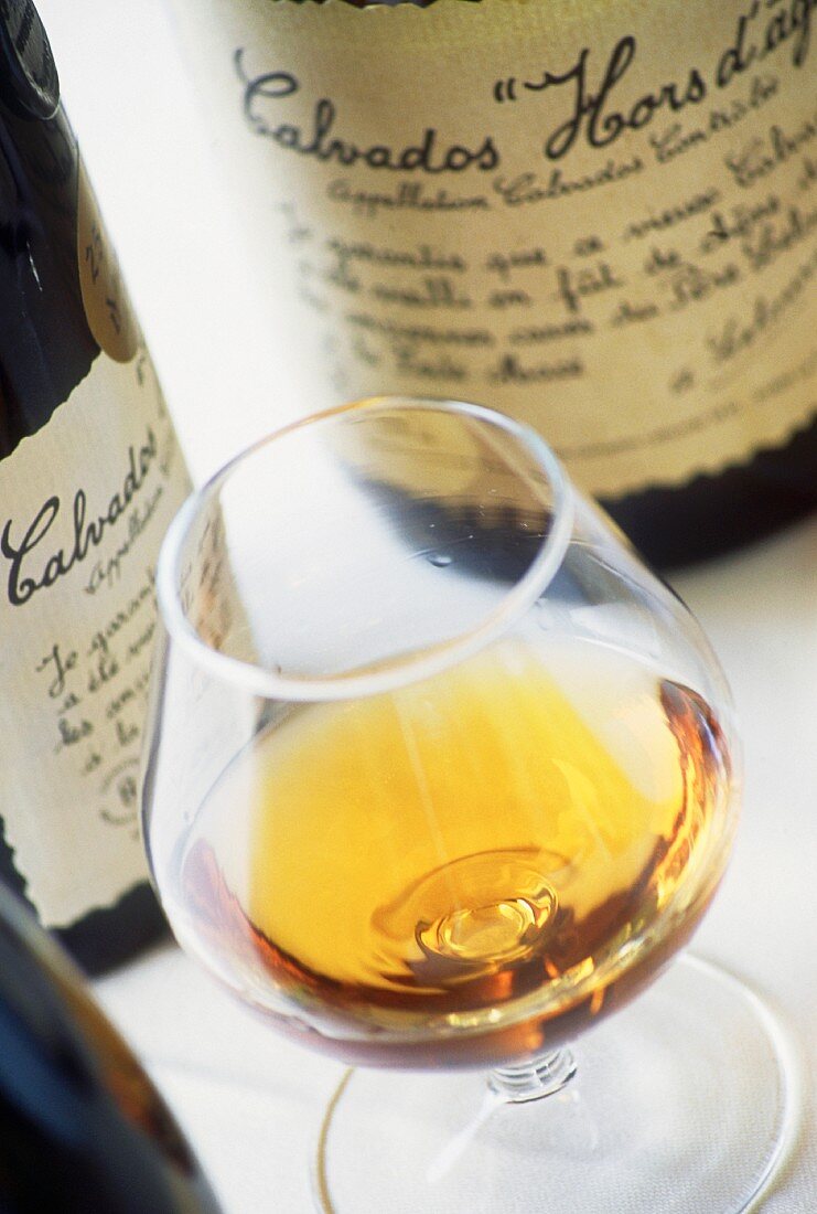 Calvados im Glas und in Flaschen