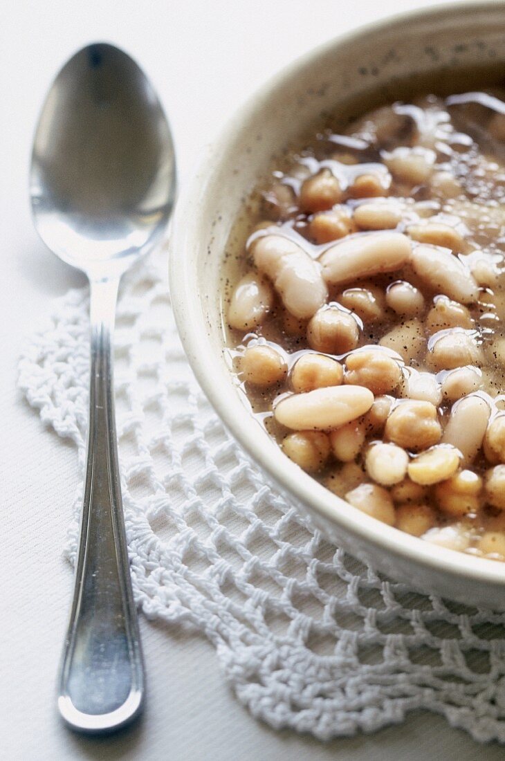 Zuppa di fagioli e ceci (bean and chickpea soup, Italy)