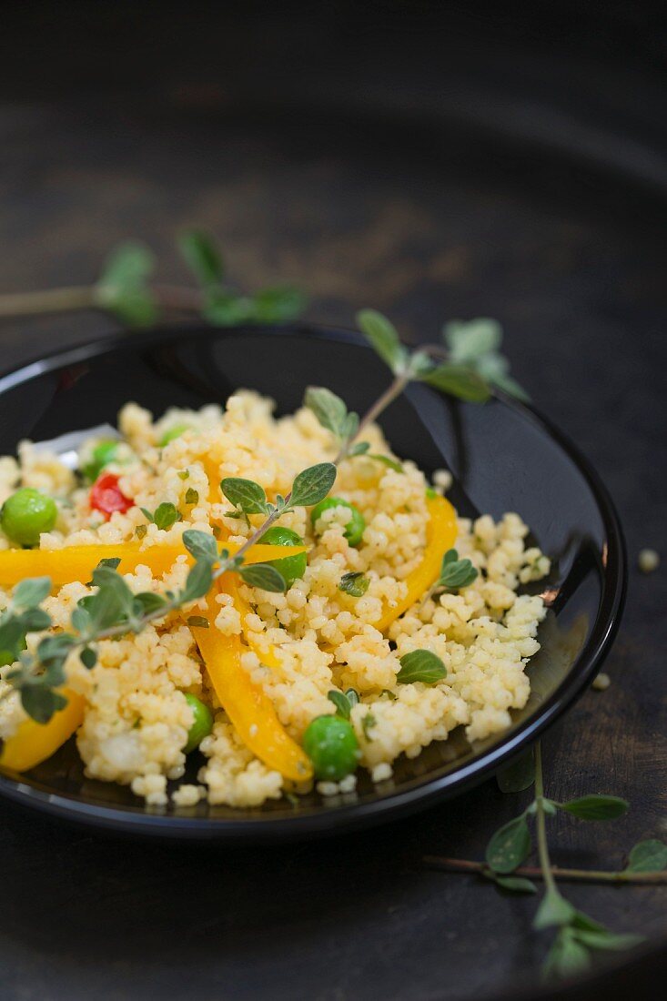 Hirsepfanne mit Paprika und Erbsen