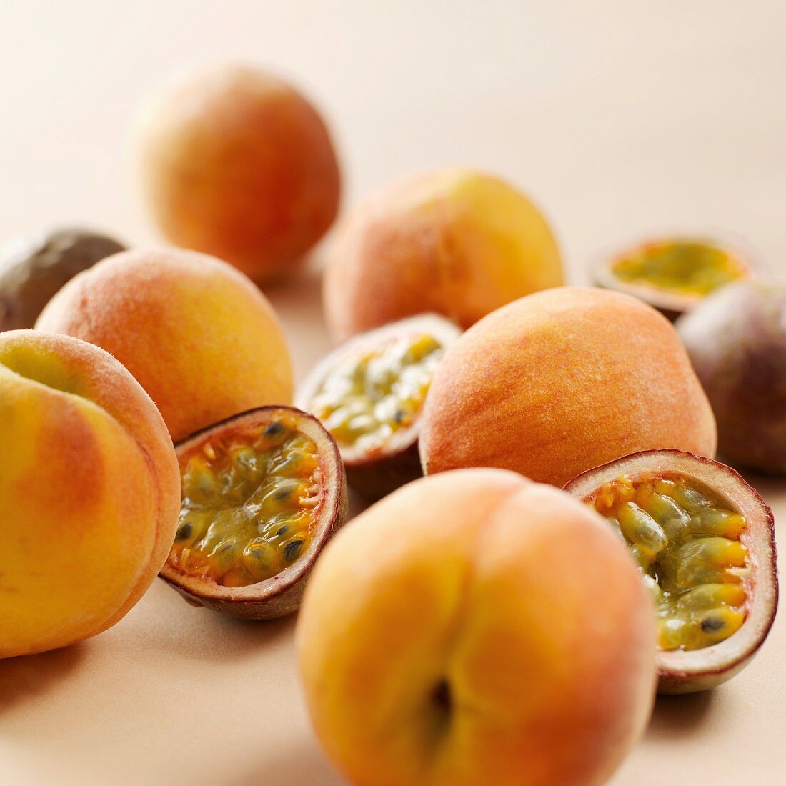 Rote Passionsfrüchte und Pfirsiche