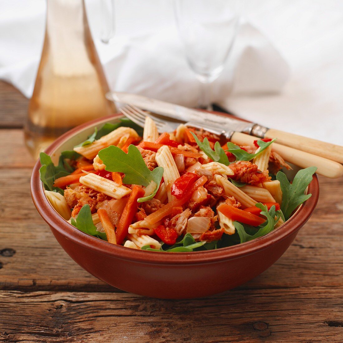 Nudelsalat mit Thunfisch, Paprika und Rucola