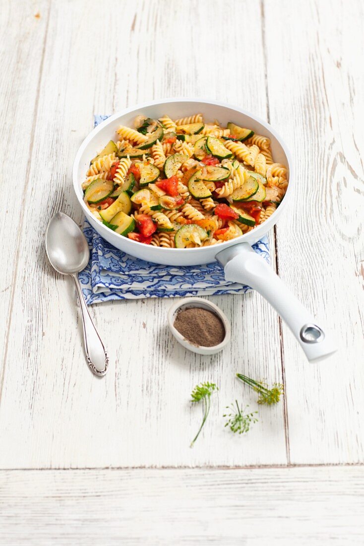 Fusilli mit Zucchini, Tomaten und Dill