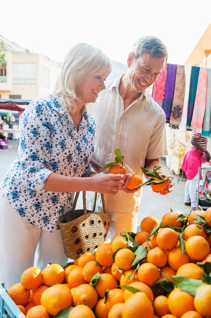 Älteres Paar kauft Orangen auf dem Markt, Mallorca, Spanien