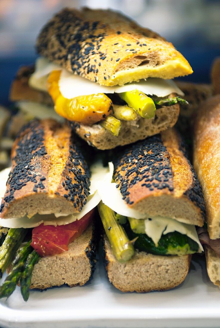 Vegetarische Sandwiches mit geröstetem Gemüse und Käse