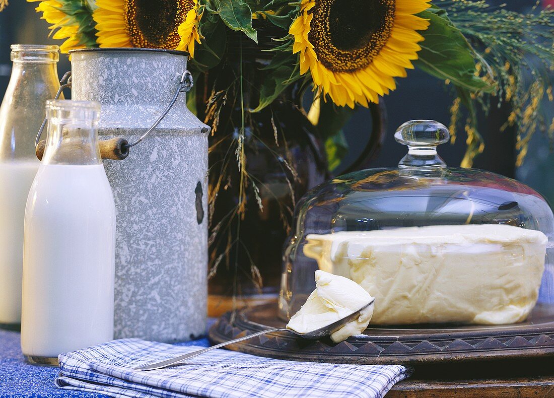 Frische Butter, Milchflaschen & Sonnenblumen