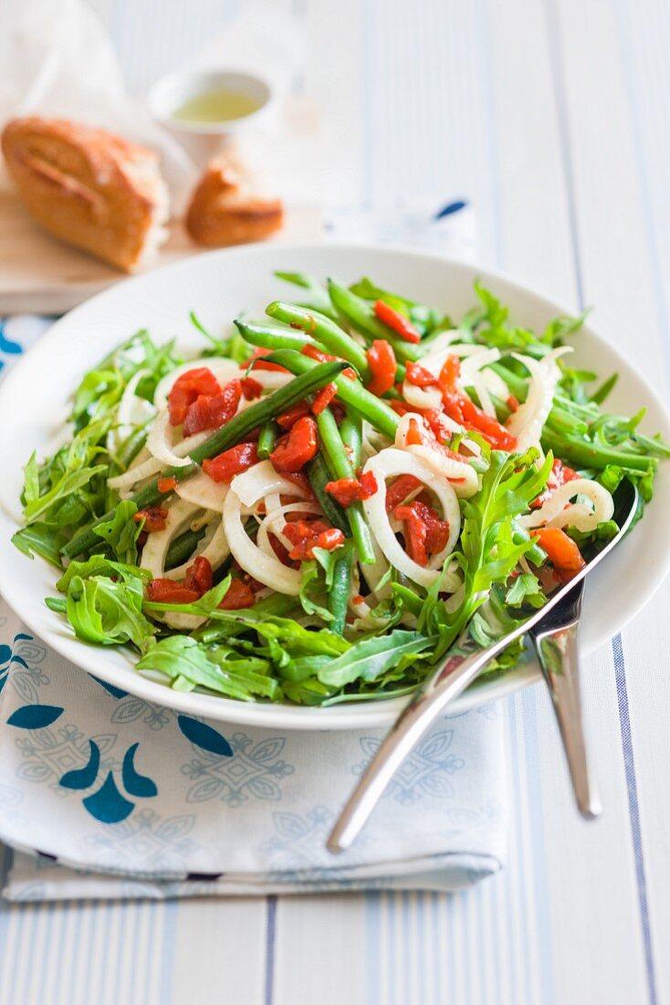 Gemischter Salat mit Fenchel, Rucola, grünen Bohnen und Chili