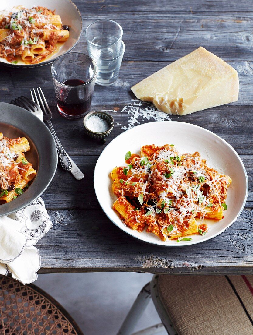 Rigatoni mit geschmortem Schweinefleisch, Tomaten und Oliven (Italien)