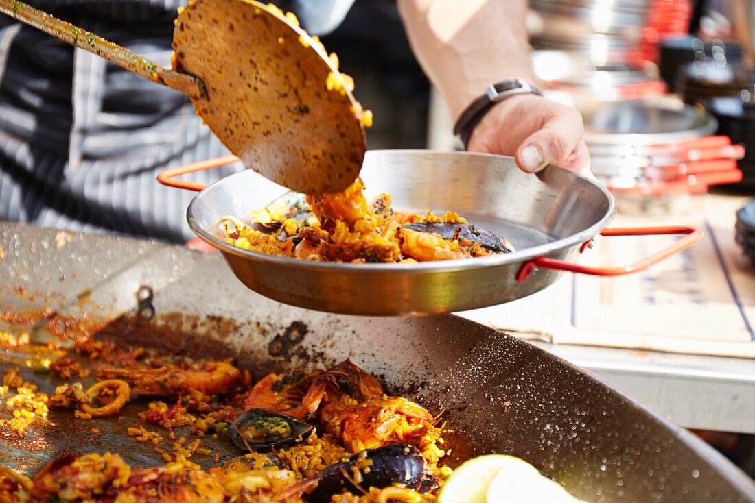 Paella mit Hähnchen und Meeresfrüchten