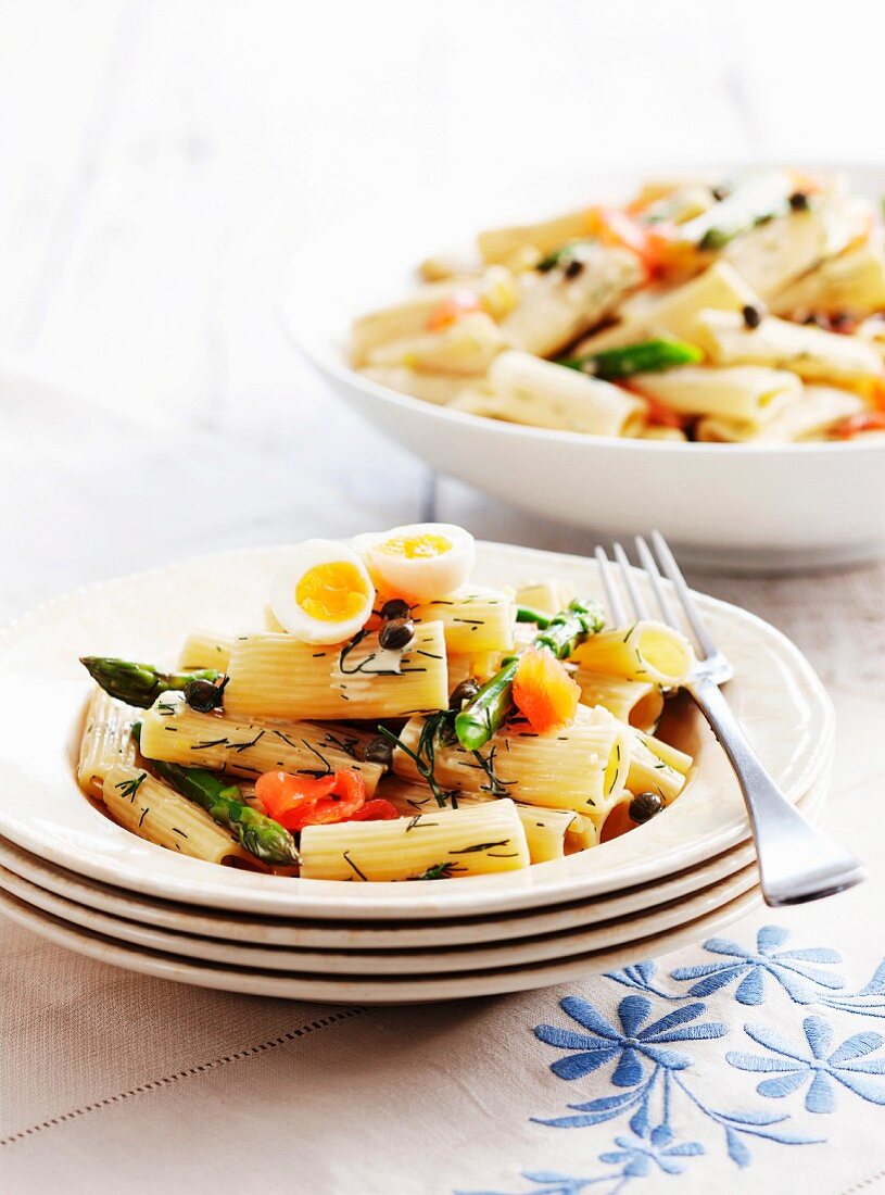 Rigatoni with smoked salmon and green asparagus