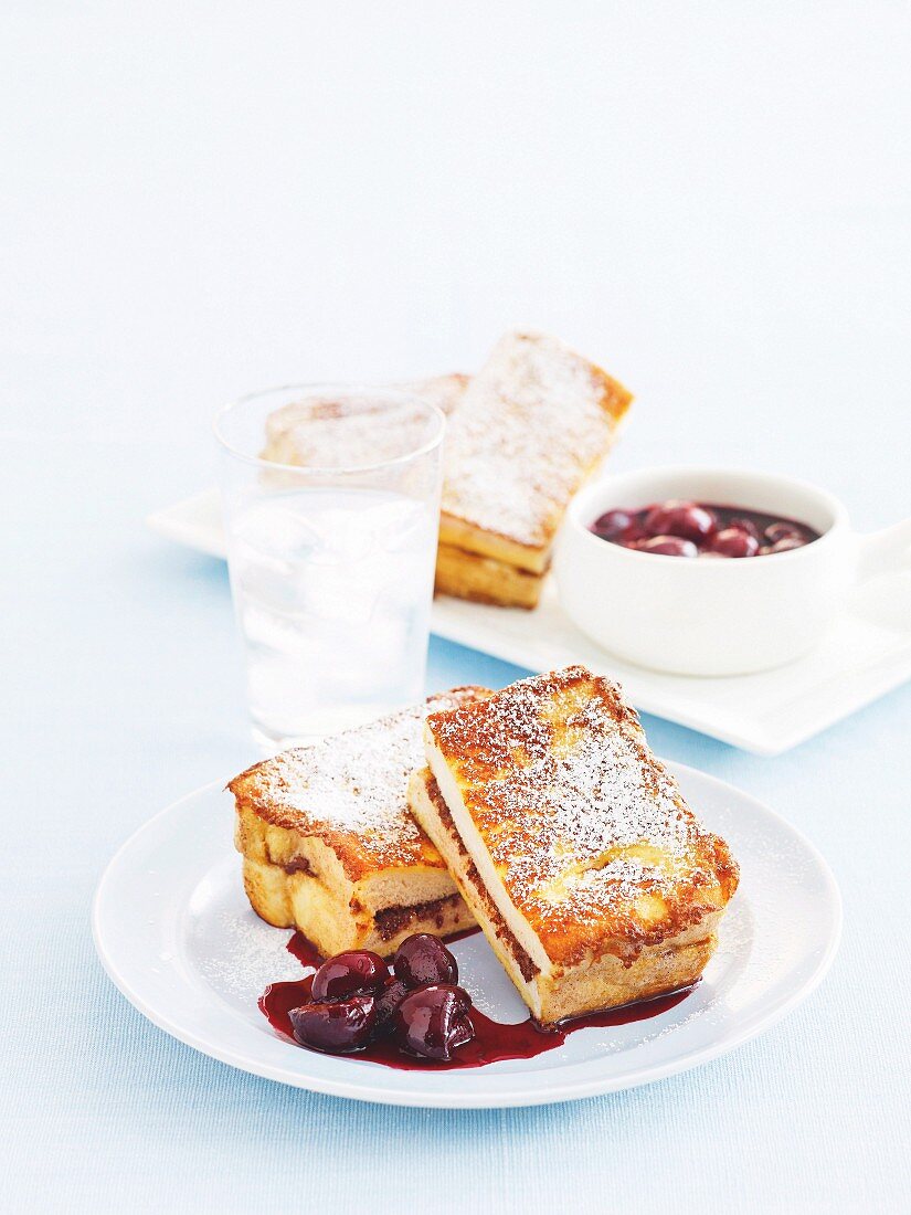 French Toast mit Schokolade und Kirschsauce