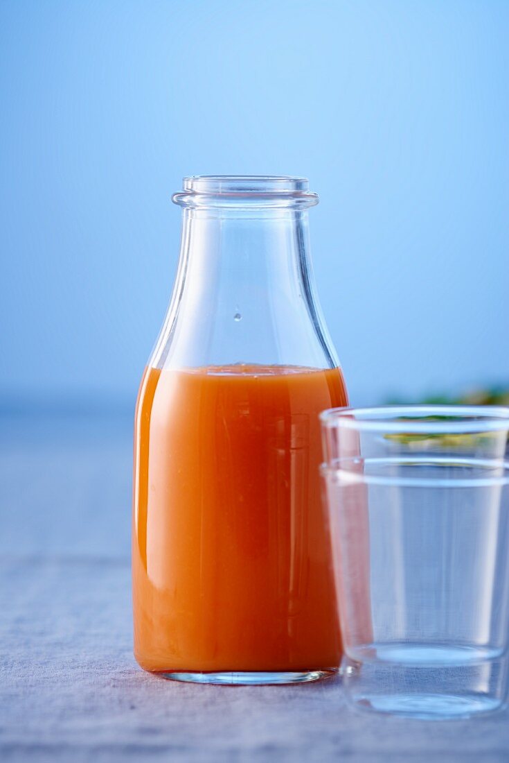 Orangen-Möhren-Saft in Glasflasche