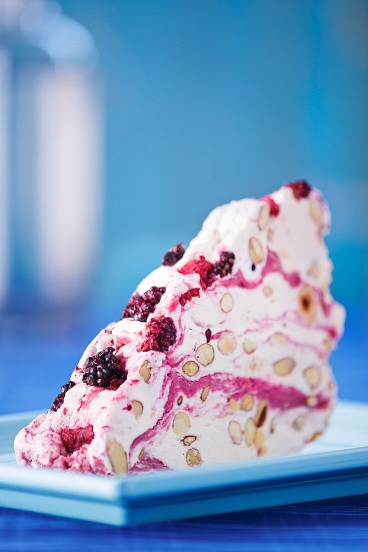 Nougat mit Brombeeren und Himbeeren