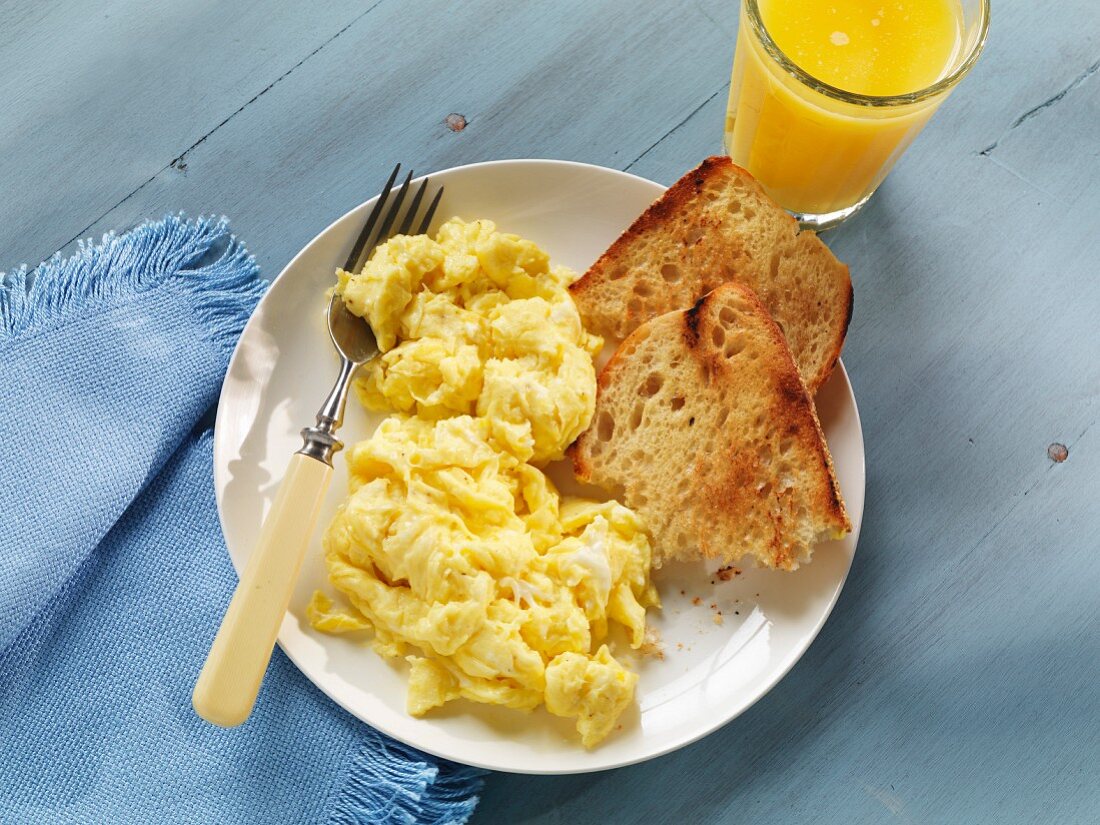 Rührei mit Toast