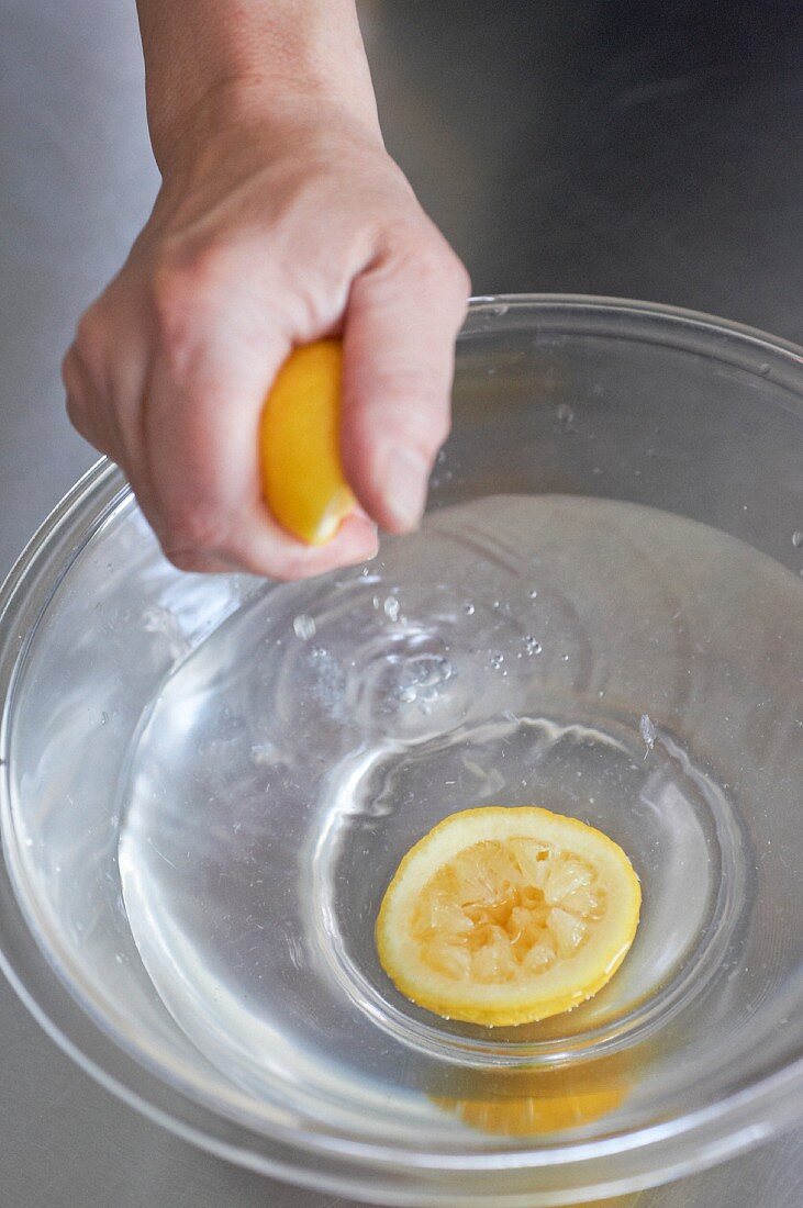 Zitronensaft ins Wasser geben