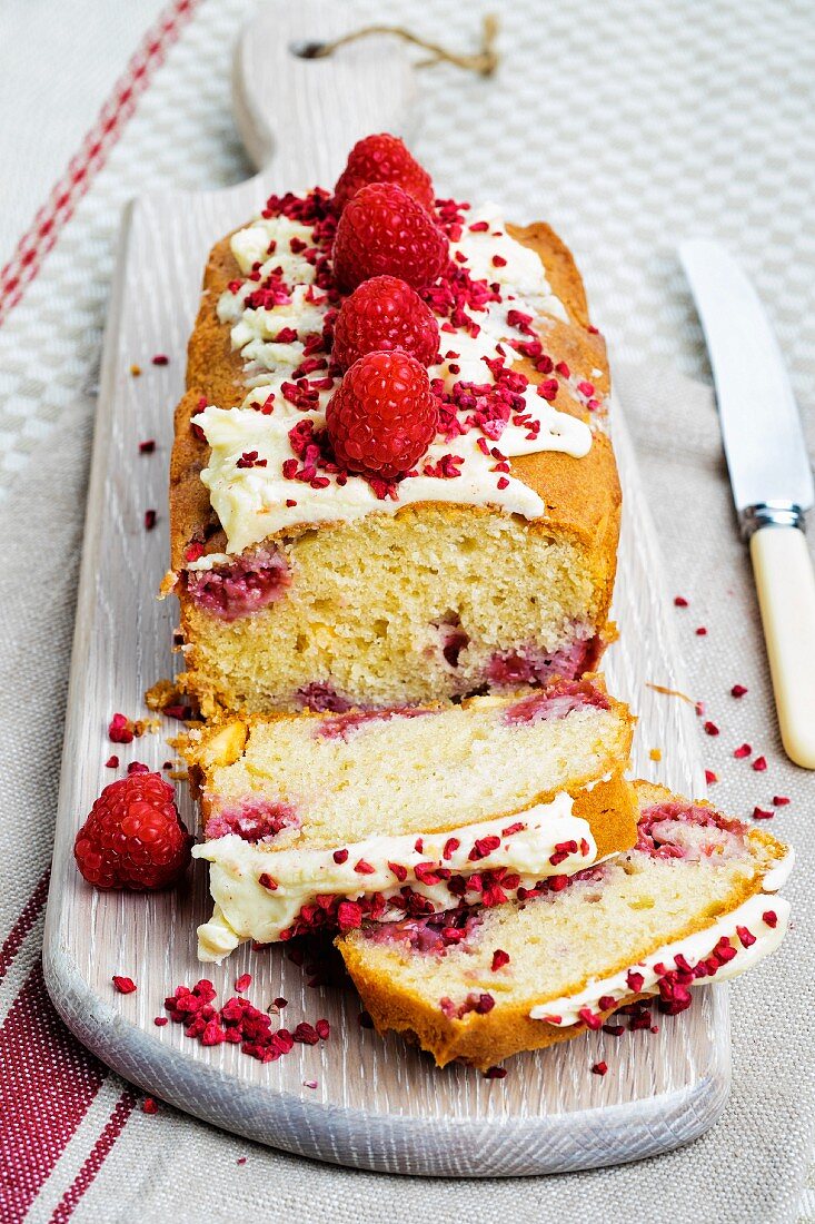 Weißer Schokoladenkuchen mit Himbeeren, angeschnitten