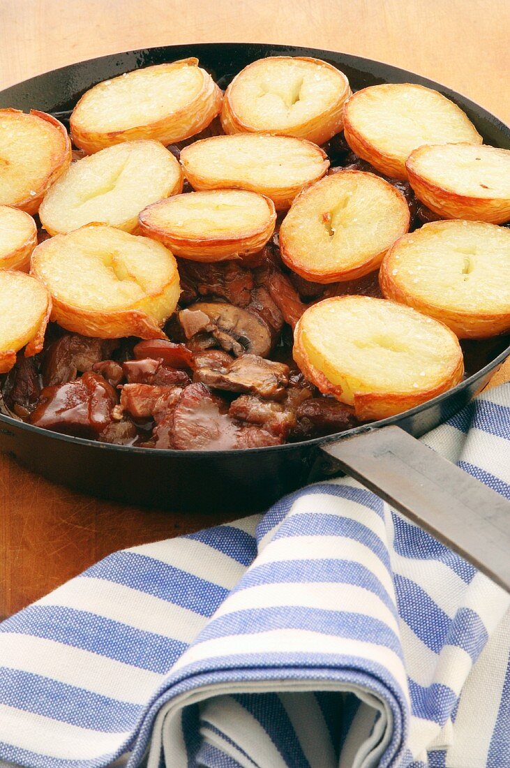 Rindfleisch-Kartoffel-Eintopf in der Pfanne