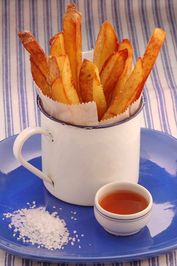 Pommes frites mit Salz und Dip