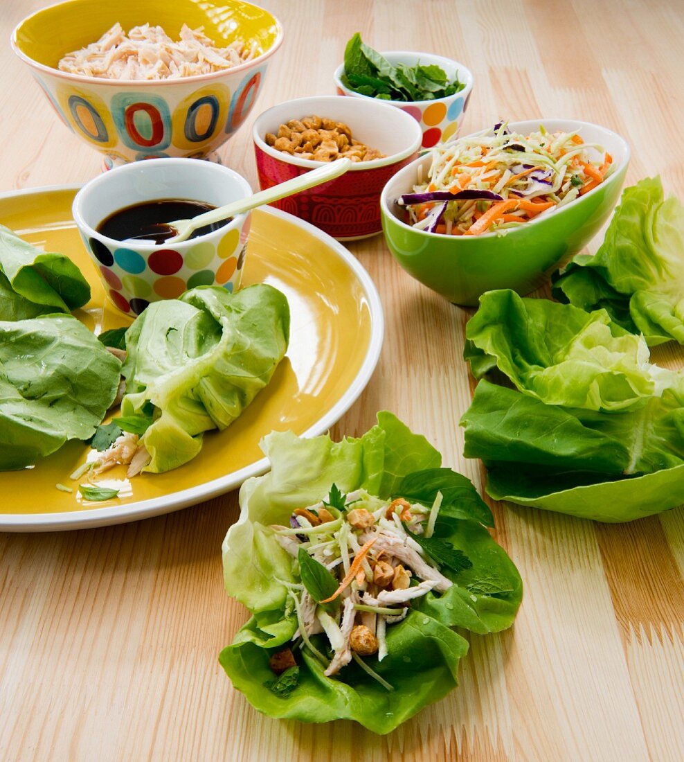 Salatwraps mit Gemüse, Sojasauce und Erdnüssen (Asien)