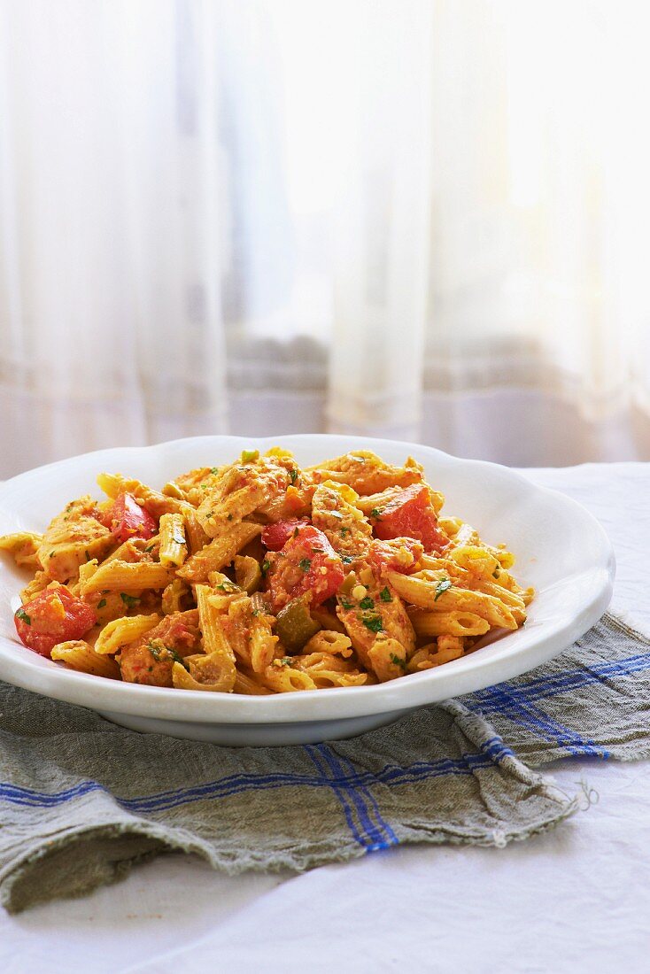 Penne mit Hähnchen und Tomaten