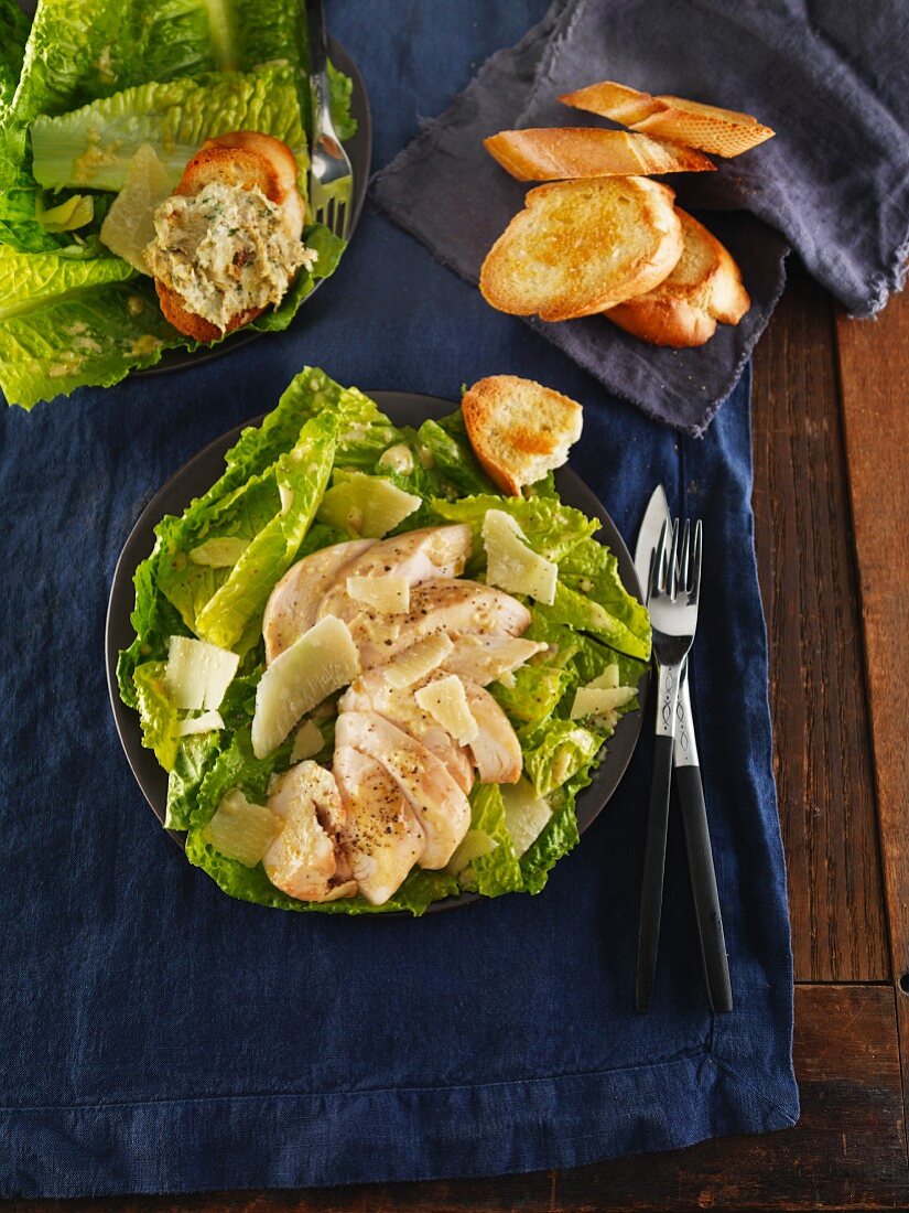 Cäsarsalat mit getoastetem Baguette