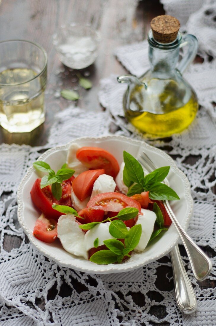 Insalata caprese (Tomaten mit Mozzarella und Basilikum, Italien)