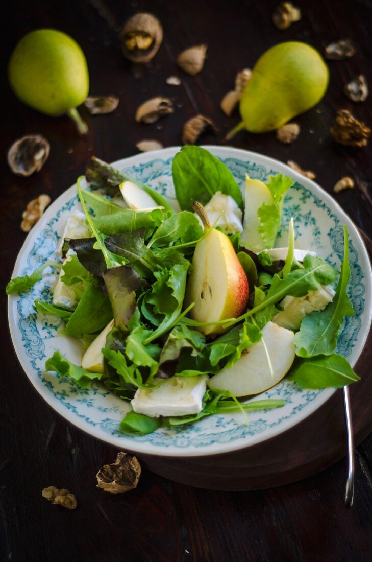 Herbstlicher Salat mit Brie, Walnüssen, Blattsalaten und Birnen