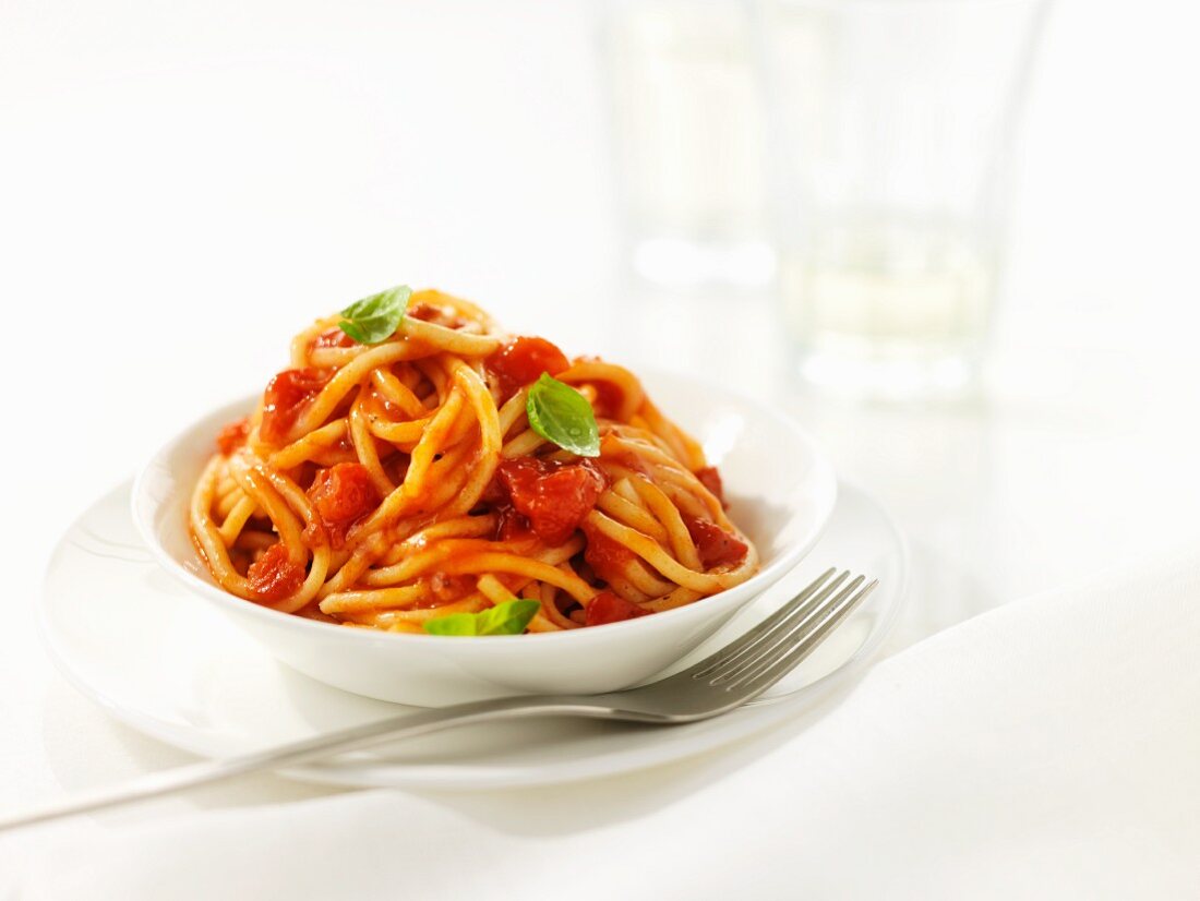 Spaghetti mit Tomaten und Basilikum