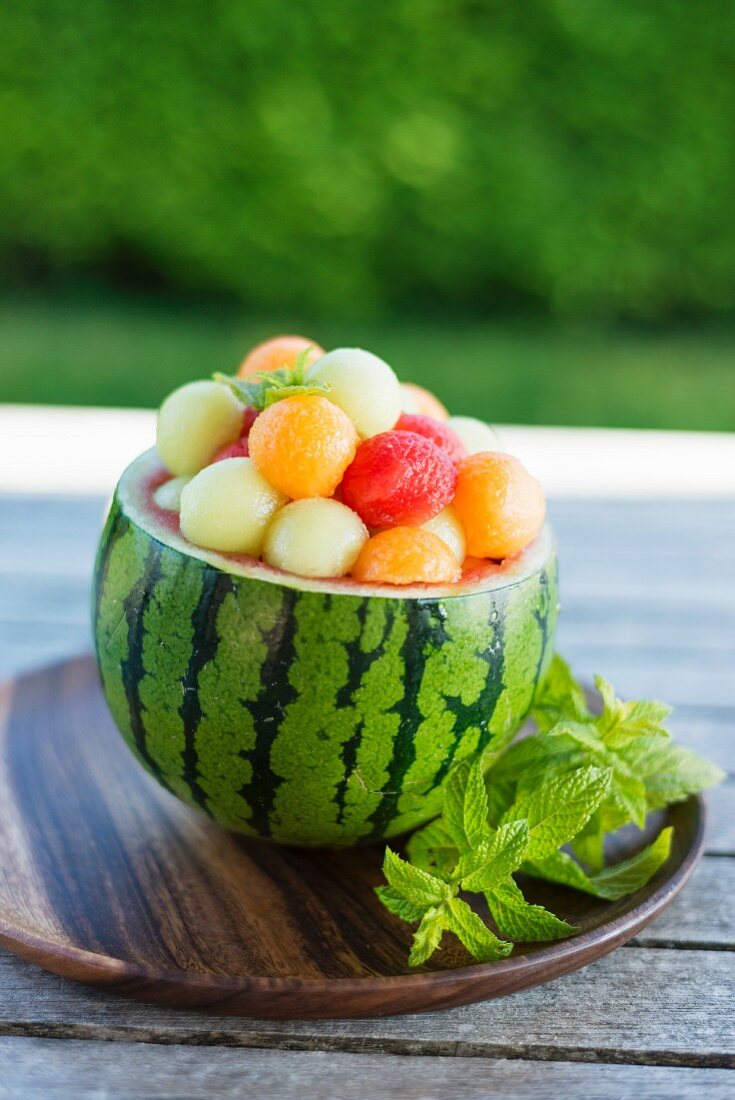 Ausgehöhlte Wassermelone mit Kugeln verschiedener Melonen gefüllt
