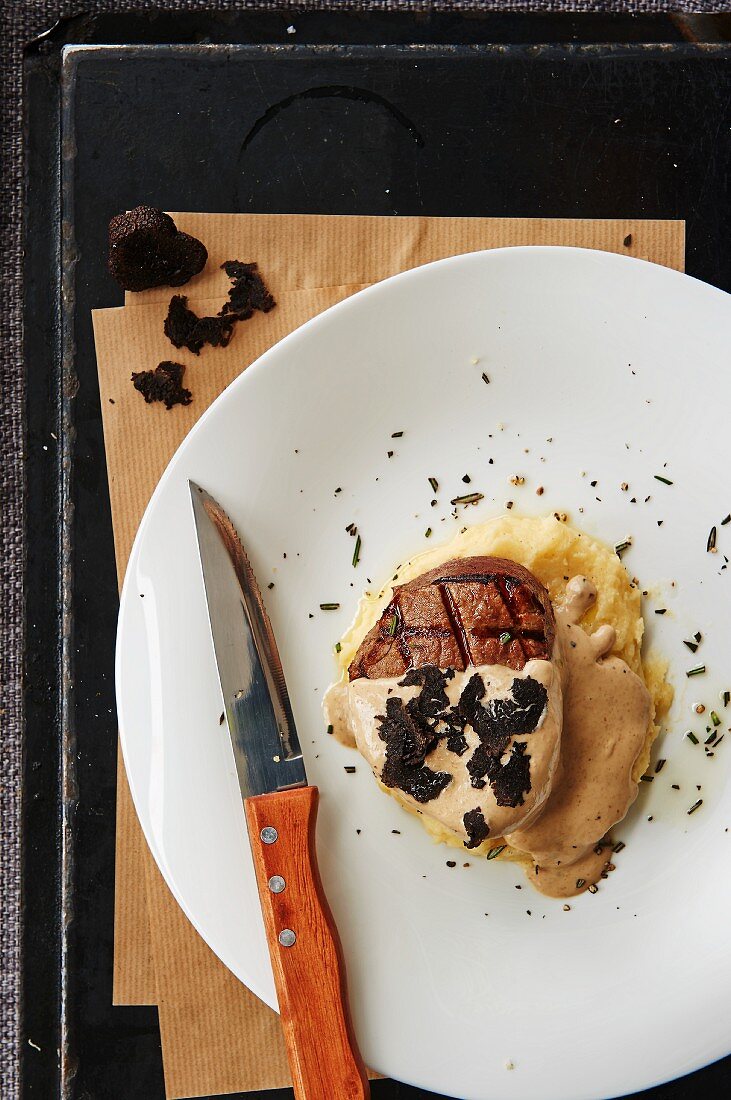 Rinderfiletsteak mit Trüffelsauce auf Kartoffelpüree