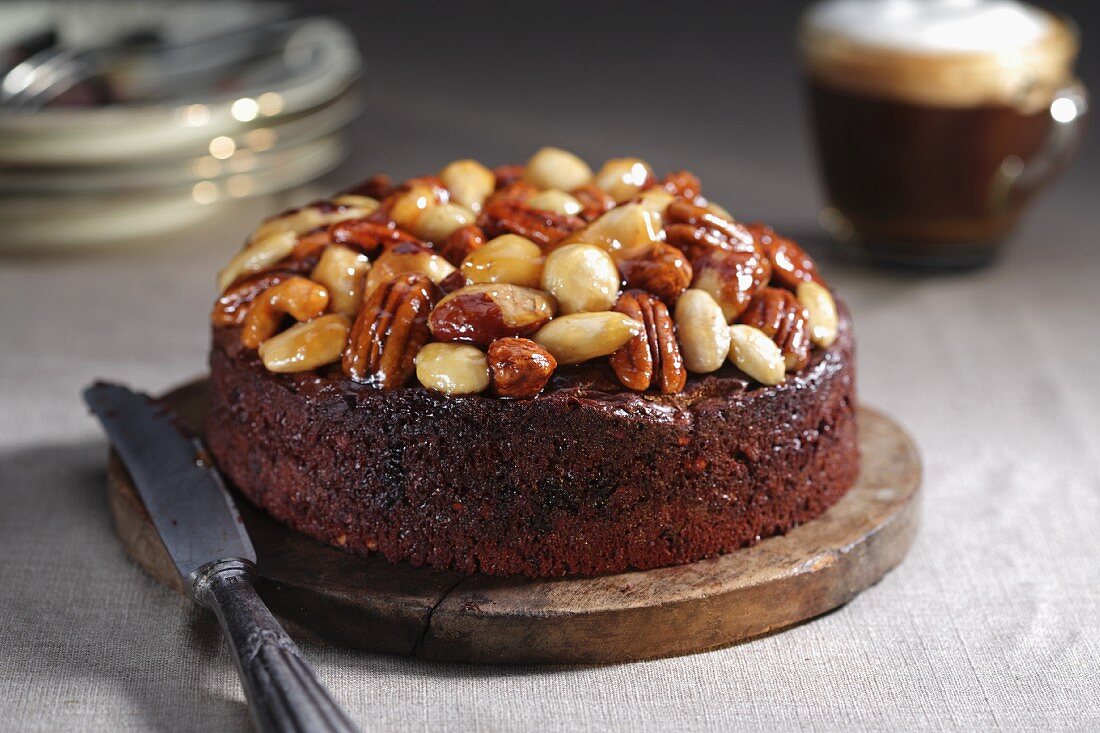 Schokoladenkuchen mit karamellisierten Nüssen