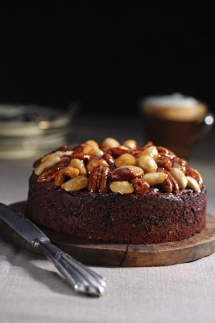 Schokoladenkuchen mit karamellisierten Nüssen