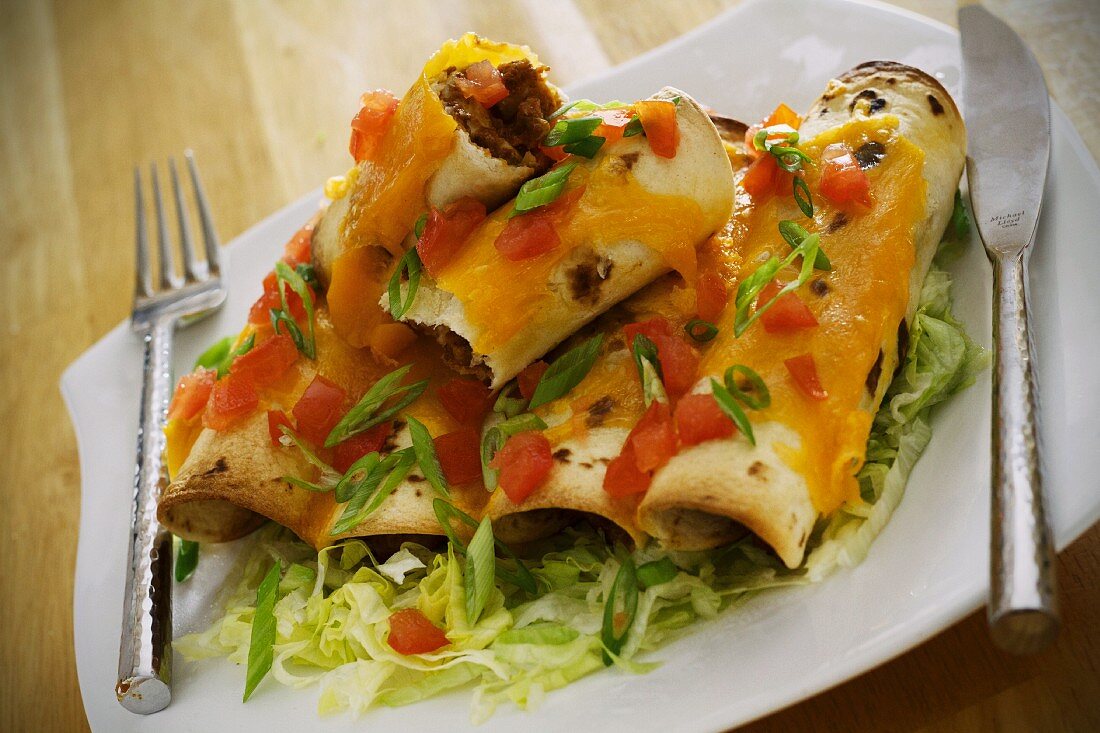 Rindfleisch-Enchiladas mit Frühlingszwiebeln und Tomaten