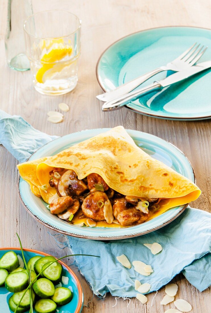 Almond and carrots crêpes with chicken ragout