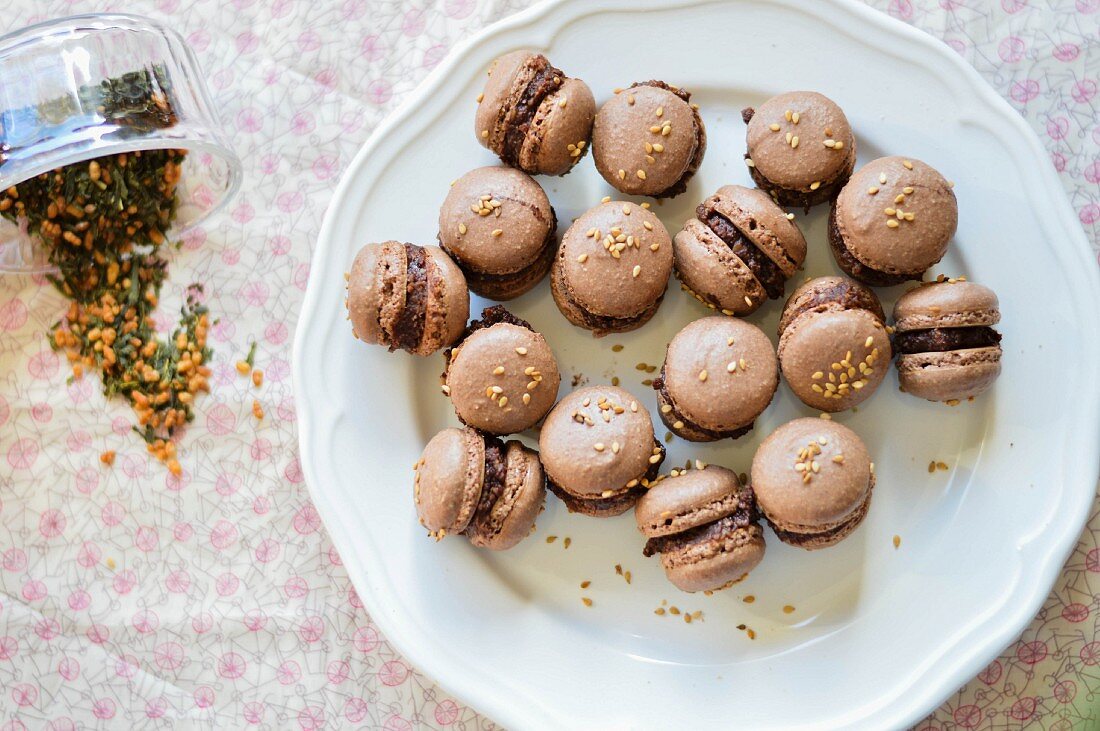 Chocolate macaroons with sesame seeds