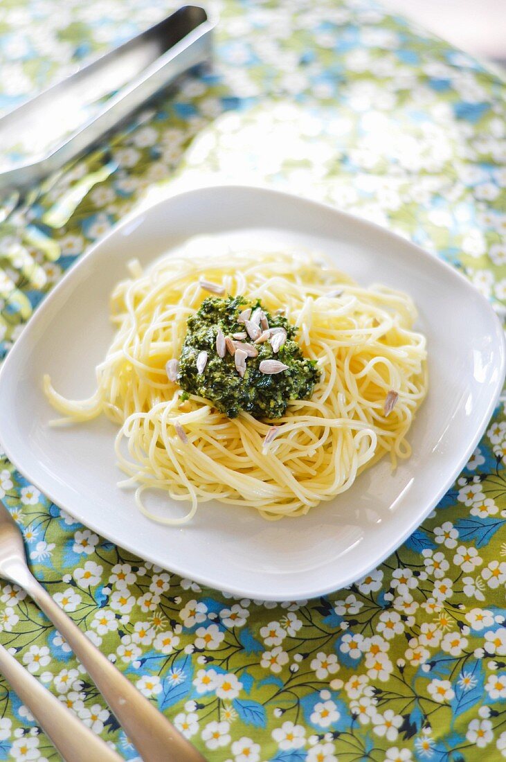 Spaghetti mit Löwenzahn-Pesto und Sonnenblumenkernen