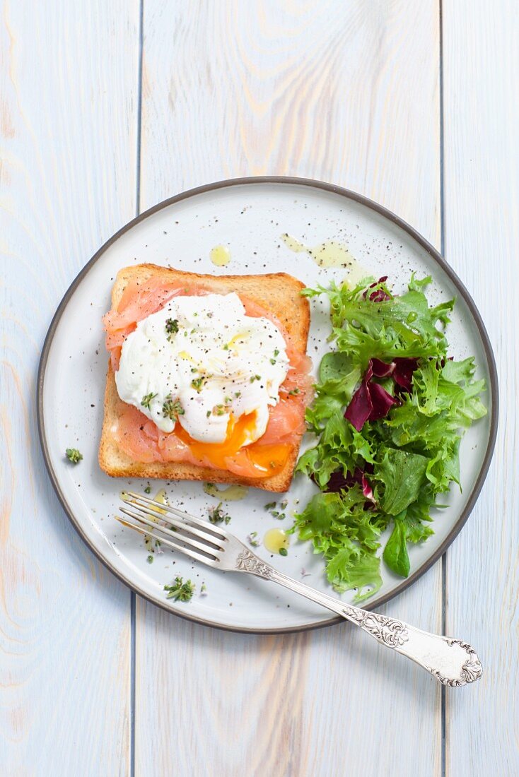 Slice of toast topped with smoked salmon and a poached egg