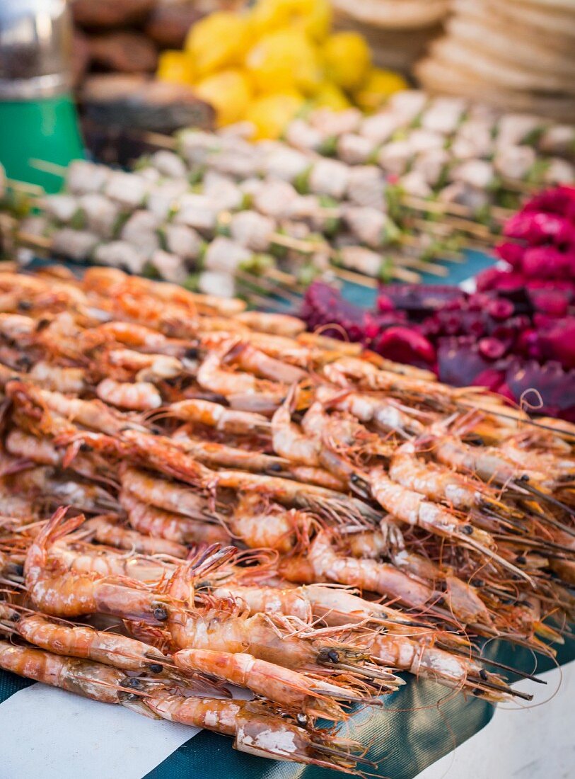 Garnelen und andere Meeresfrüchte auf einem Lebensmittelmarkt in Sansibar