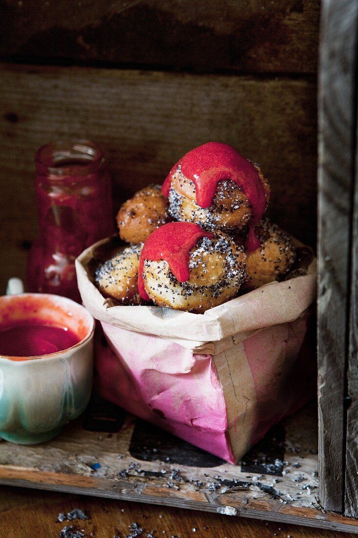Fried poppyseed buns with fruit sauce